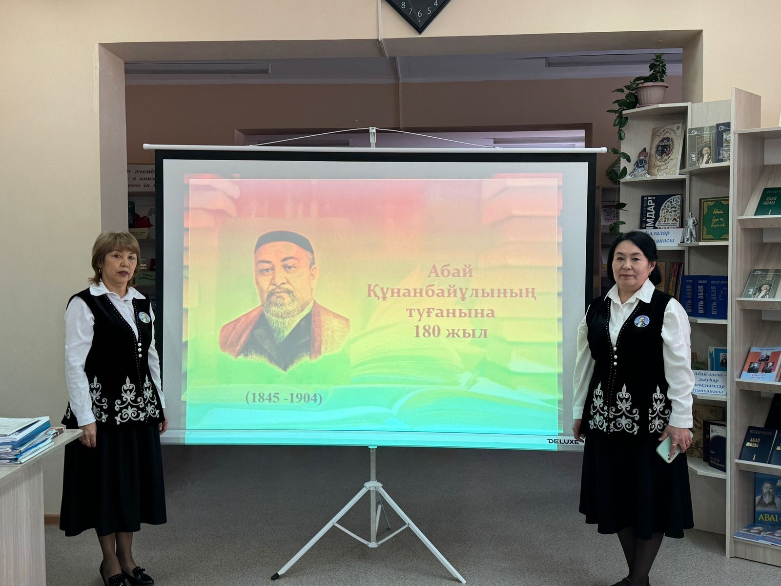 ,,Жаңартылған ,, Біртұтас тәрбие" бағдарламасын іске асыру барысында оқушы бойына құндылықтарды қалыптастыру" атты №2 білім беру округінің мектептерінің тәрбие ісі орынбасарлары мен бастауыш сынып жетекшілеріне арналған семинар өткізілді.
